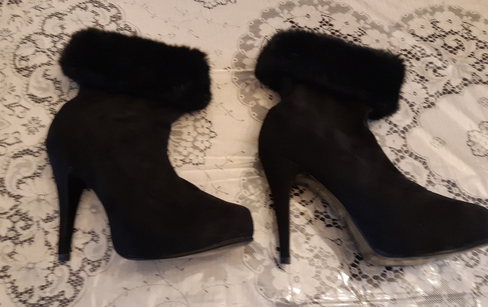 Chinese Laundry Tik Tok Black Faux Fur Trim Size 7